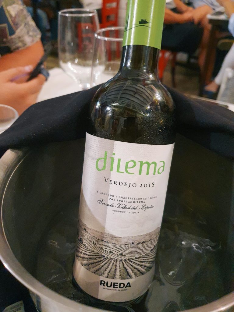 la-peseta-el-tipo-que-nunca-cena-en-casa-2
