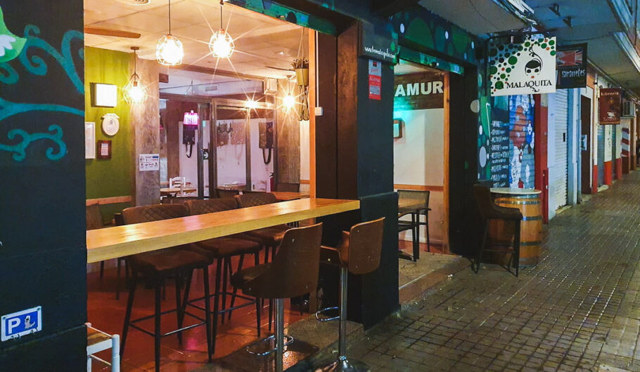 la-malaquita-el-tipo-que-nunca-cena-en-casa-exterior-06
